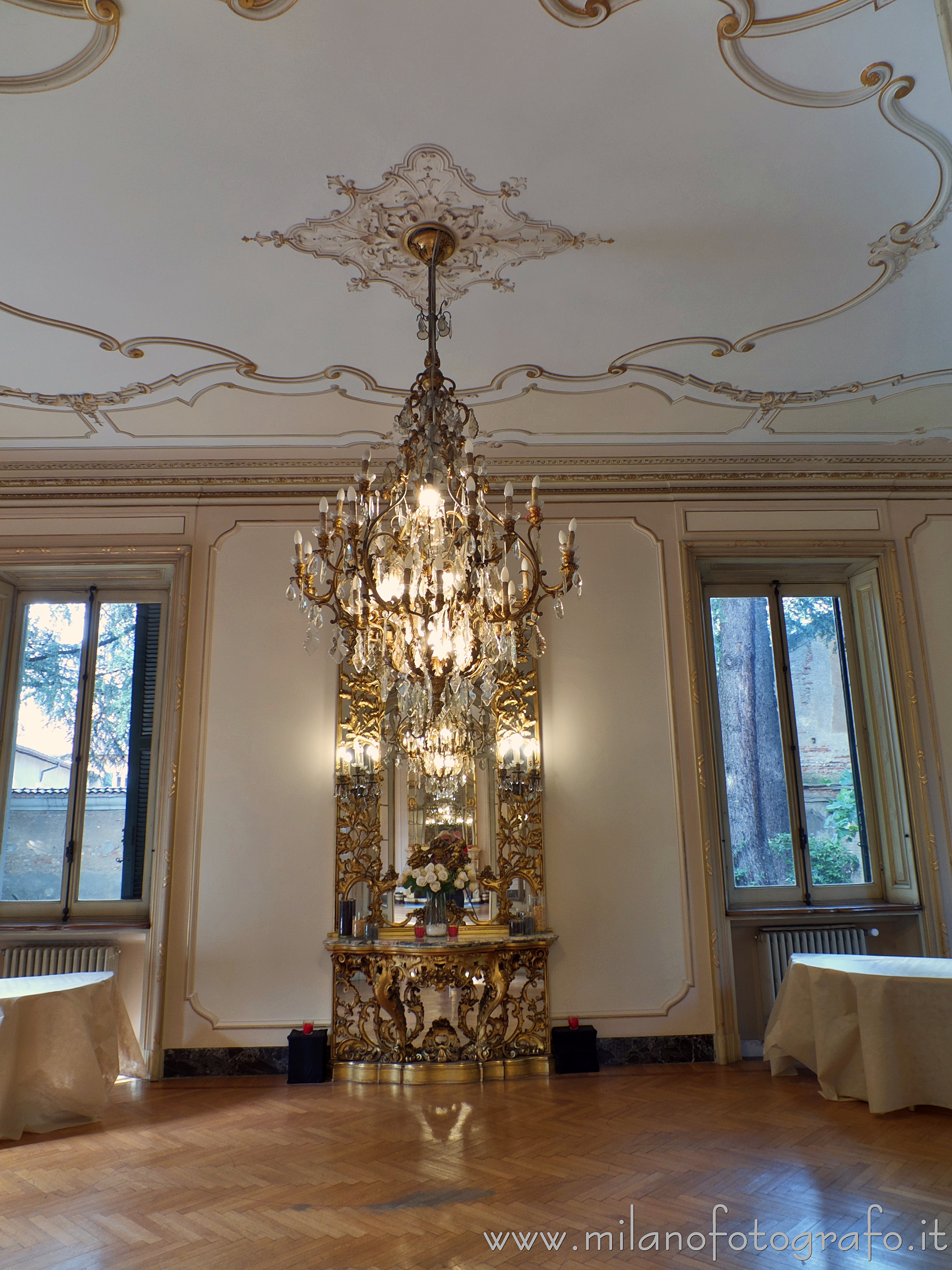Desio (Milano) - Lampadario e specchiera in Villa Longoni - Foto a piena risoluzione